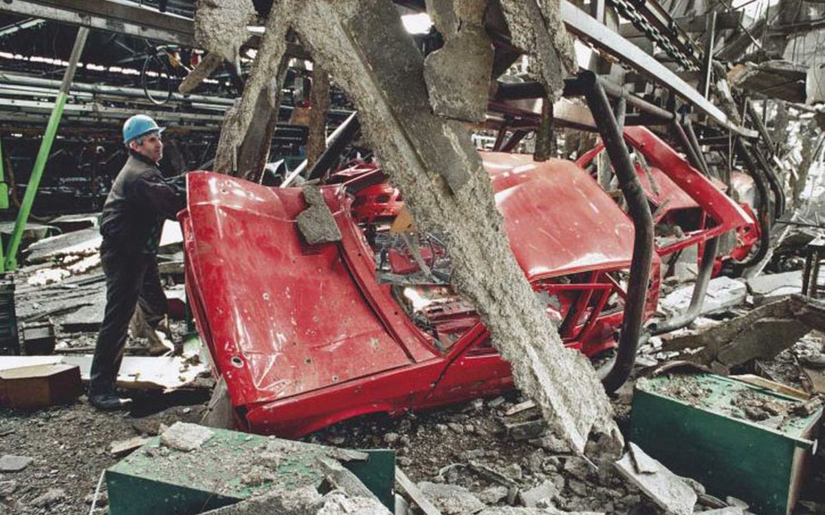 NA DANAŠNJI DAN BOMBARDOVANA “ZASTAVA” U KRAGUJEVCU: Hiljadu radnika obolelo od raka, najmanje 300 umrlo u mukama!