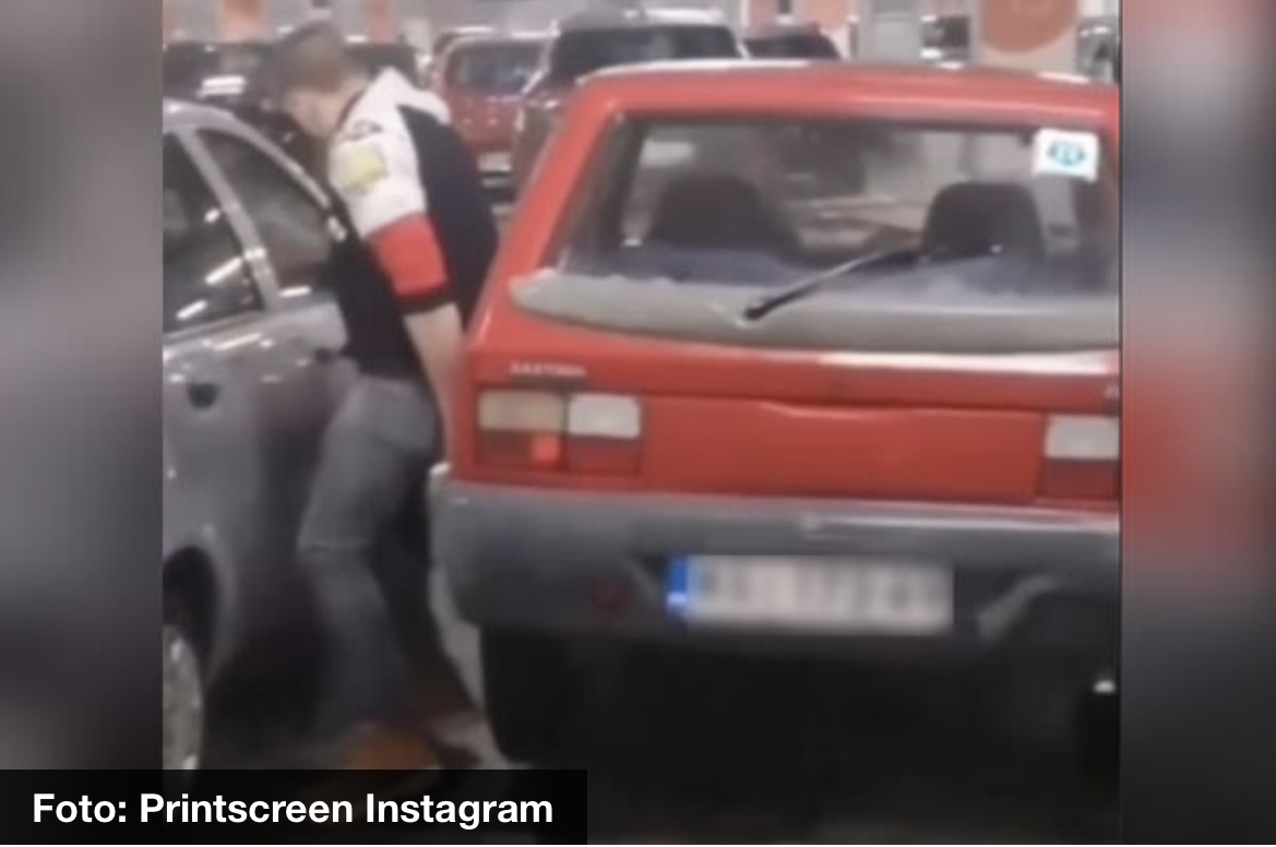 (VIDEO)STANEŠ, PODIGNEŠ I POMERIŠ: Kragujevčanin pokazao KAKO PARKIRA „jugića“ i postao HIT! Ljudi U NEVERICI gledaju prizor