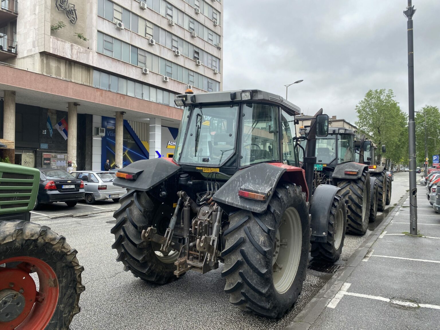 MIRAN PROTEST: Poljoprivrednici traktorima na sat vremena blokirali centar Kragujevca
