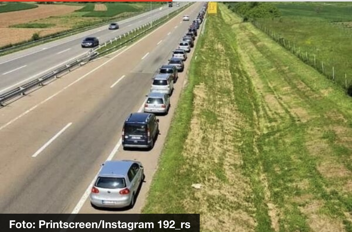 NEVEROVATNI PRIZORI NA DRUMOVIMA SRBIJE! Otegla se kolona na naplatnoj rampi Aleskinac, a tek gužva na ulazu u Vrnjačku Banju (FOTO)