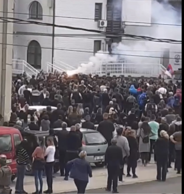 DVOJE SRBA RANJENO: KFOR krenuo u nasilno rasterivanje građana u Zvečanu, policija pucala iz vatrenog oružja
