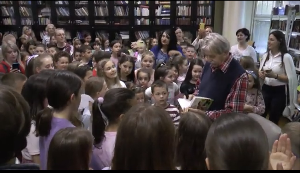 Mališani se družili sa Ljubivojem Ršumovićem u prepunoj biblioteci