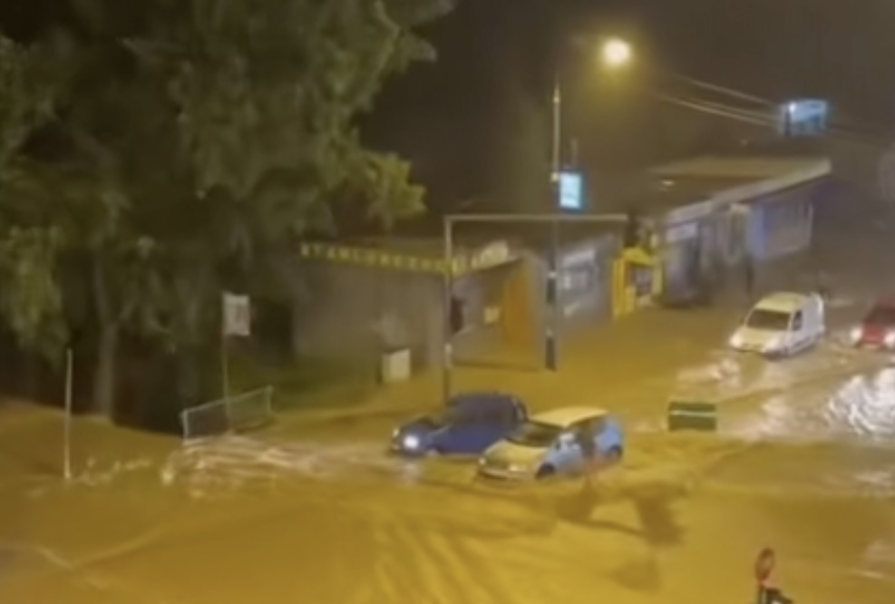 U Kragujevcu evakuisano 12 ljudi i jedno dete: Građani koji su pretrpeli štete na objektima, istu mogu prijaviti, na broj telefona 034/505 800.
