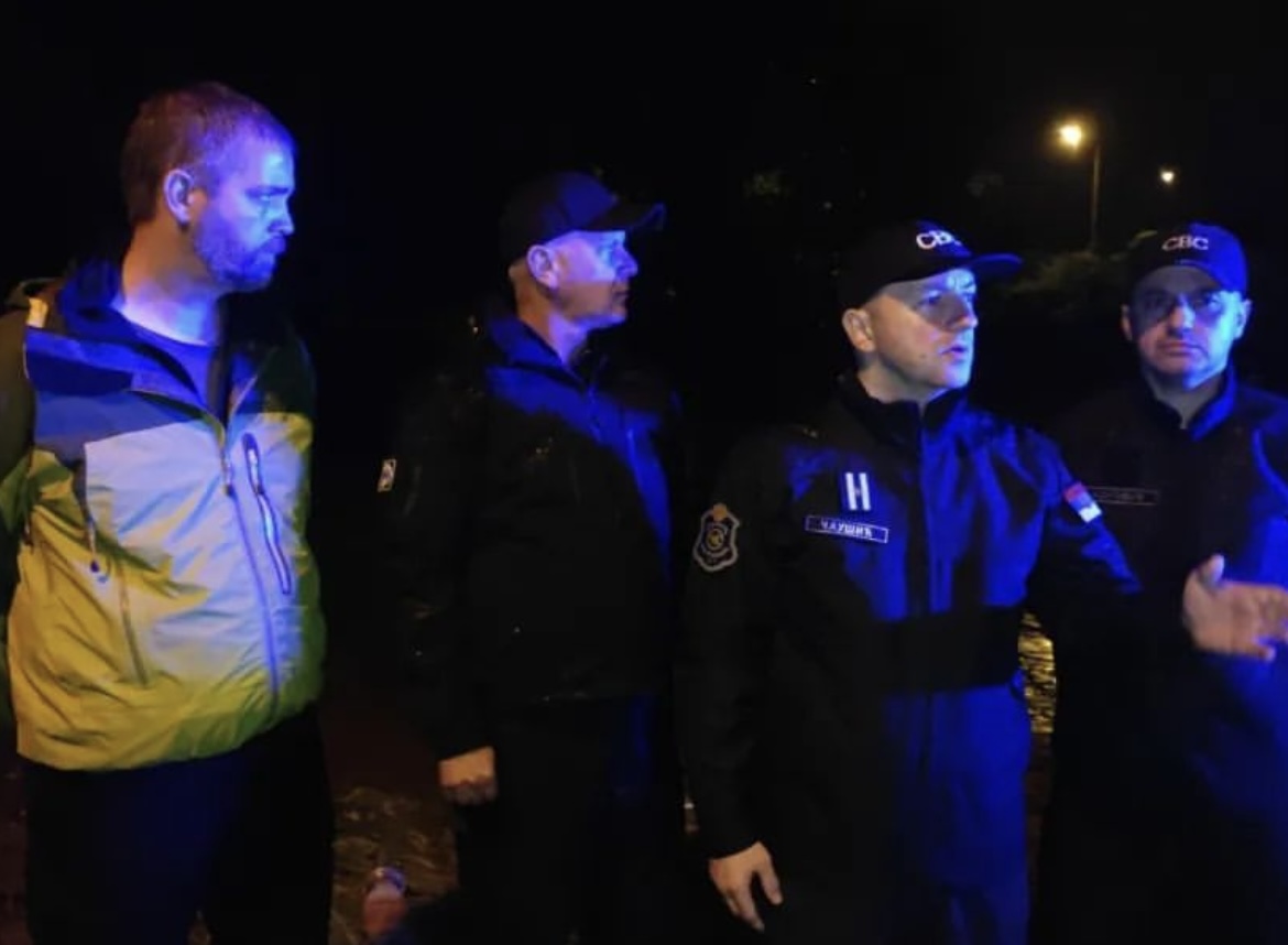 (FOTO)DIREKTOR došao iz Beograda da pomogne KRAGUJEVČANIMA i gradonačelniku Dašiću. Ovo državno preduzeće se prvo našlo u liniji odbrane. Stigli i visoki čelnici MUP-a.