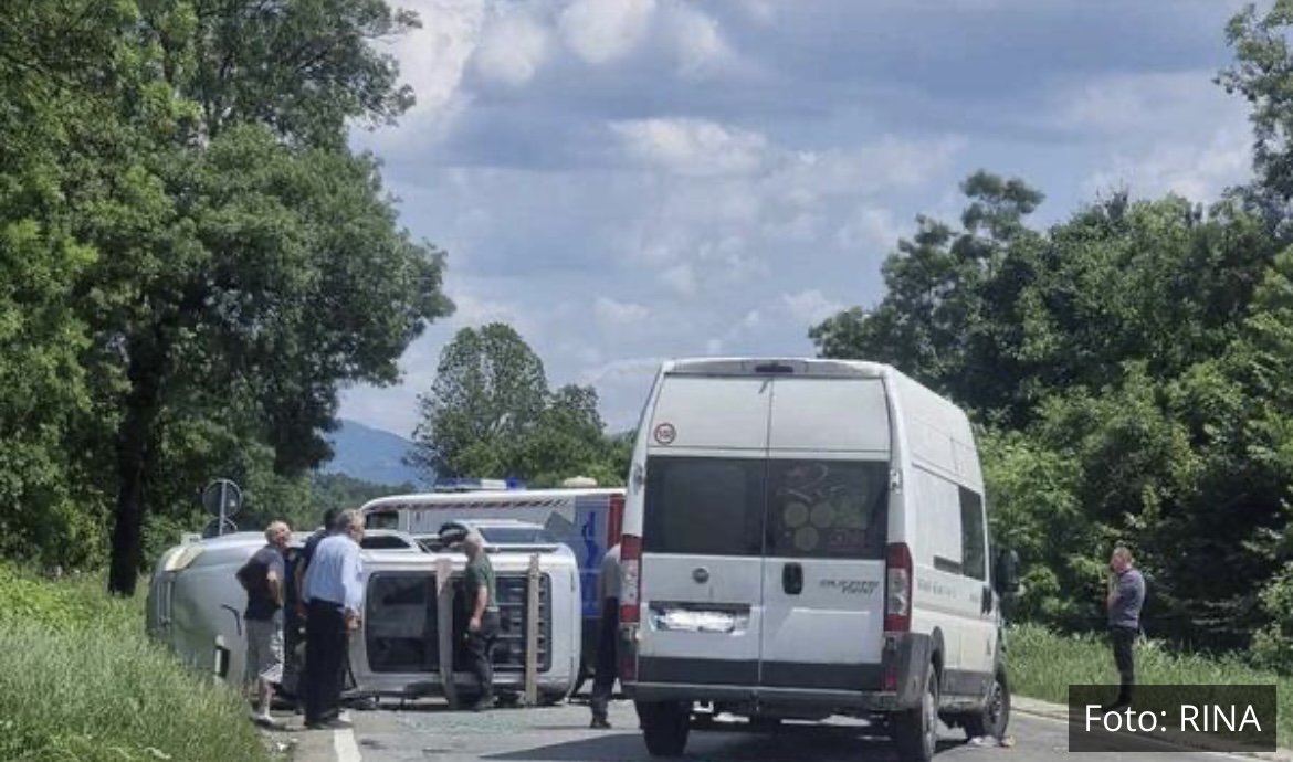 Od siline udara auto se prevrnuo na bok, ljudi su odmah pritčali da spasavaju povredjene: Težak udes na magistrali smrti kod Čačka, sudarili se putničko i teretno vozilo (FOTO)