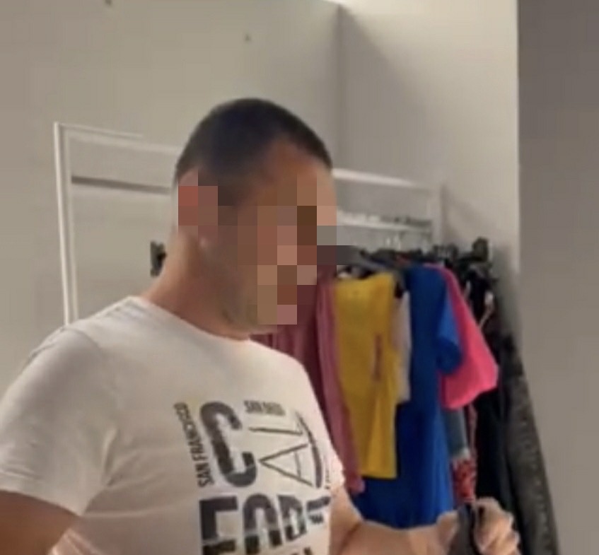 (FOTO)Kragujevac: MANIJAK VREBA u TRŽNOM centru. Snimao ŽENE dok su se PRESVLAČILE. ŠOK.