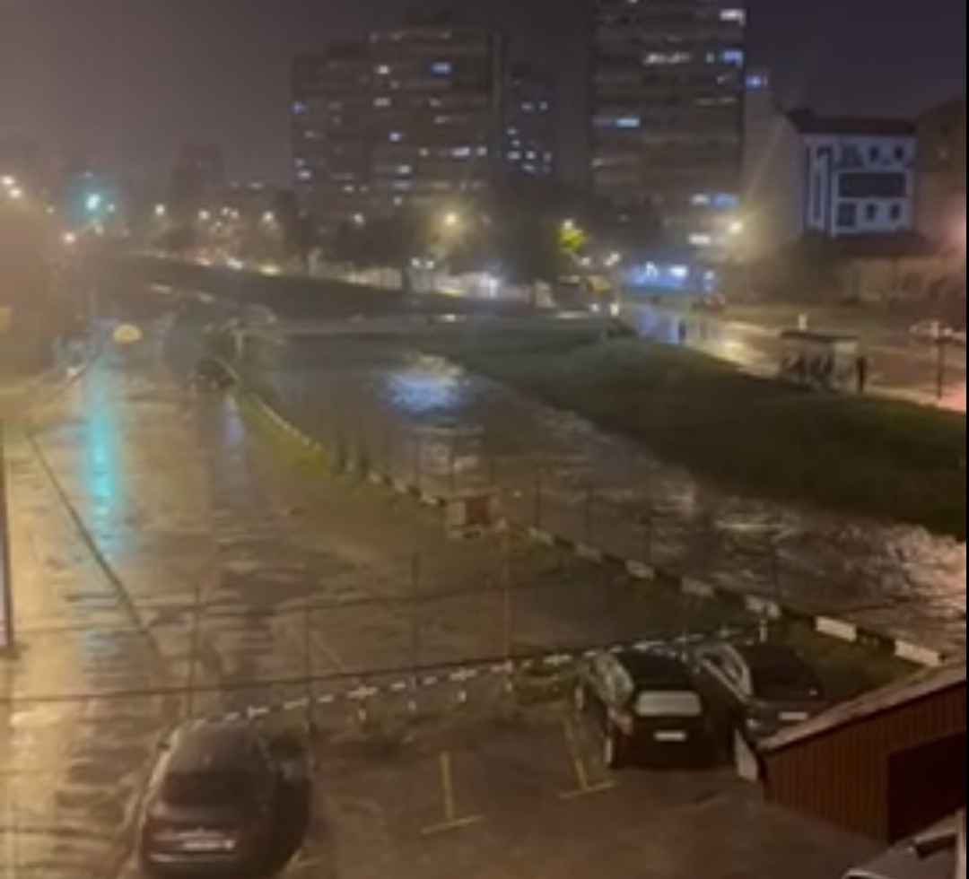 (VIDEO) POTOP: KRAGUJEVAC pod VODOM. Evo kako IZGLEDA reka Lepenica. Deo ulica NEPROHODAN.