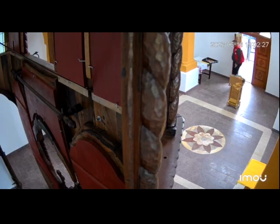 (Video )SVETOGRĐE: KRAO sa OLTARA. Radnik HITNE pomoći uzimao novac iz SEOSKE CRKVE. Šumadinci u ŠOKU.