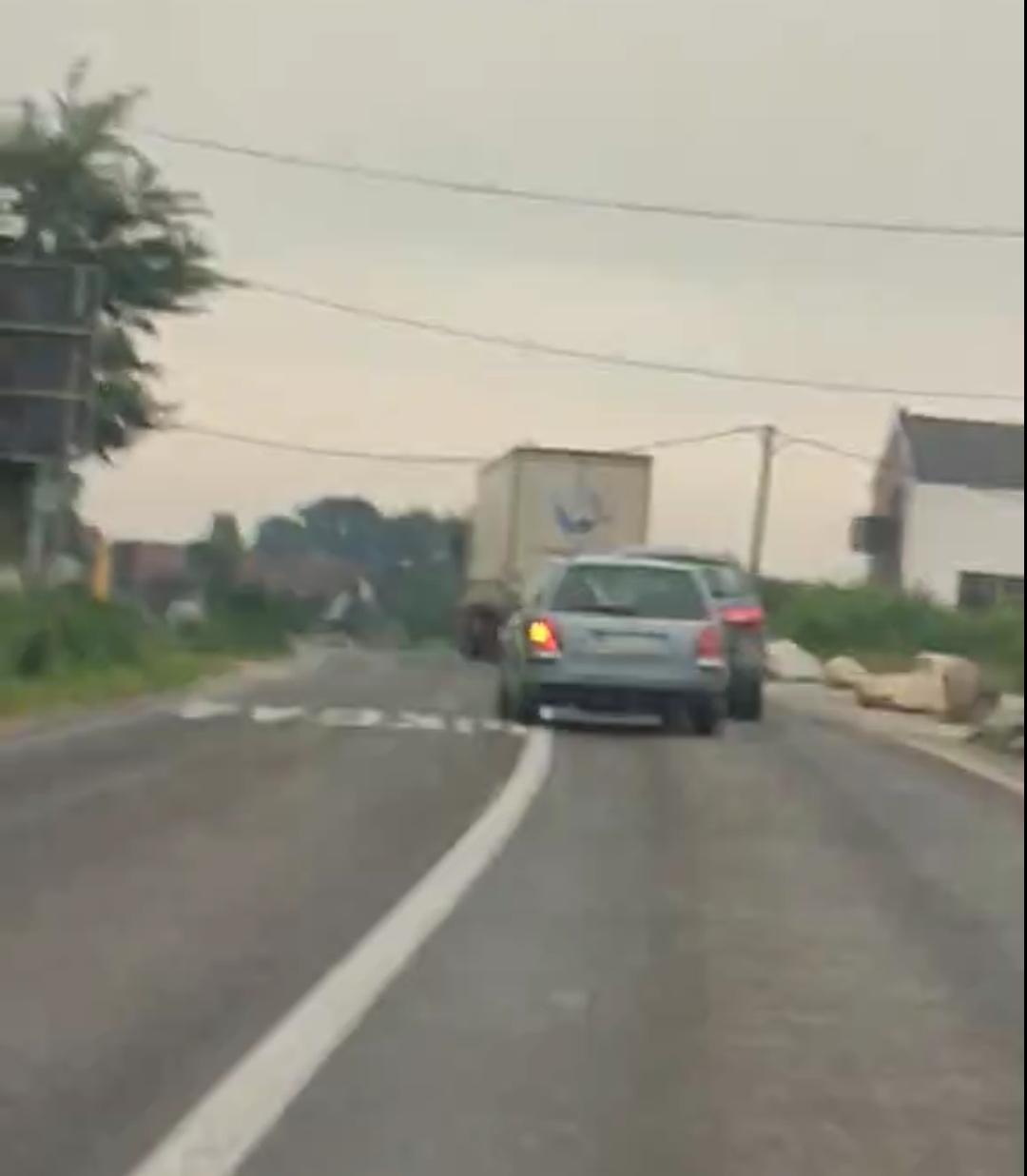 (VIDEO) Kragujevac: PRETIČE preko PUNE u zoni ŠKOLE. ŠOK. Da li se tako VODI računa o NAJMLAĐIMA?