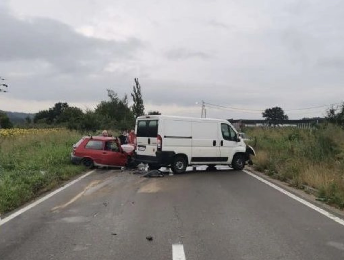 TEŠKA NESREĆA NA ULAZU U TOPOLU: 1 teško povređeni u sudaru „jugića“ i kombija! Auto smrskan, delovi rasuti po putu (FOTO)