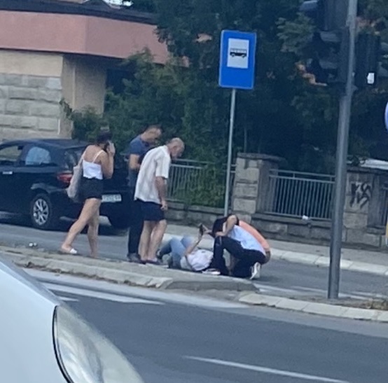 (FOTO) OBARANJE PEŠAKA u sred Kragujevca. ŽENA pala na KOLOVOZ. Okupili se GRAĐANI.