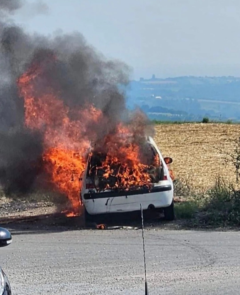 IZGOREO AUTOMOBIL u okolini KRAGUJEVCA: Vodite računa VISOKE temperature nose VELIKI RIZIK.