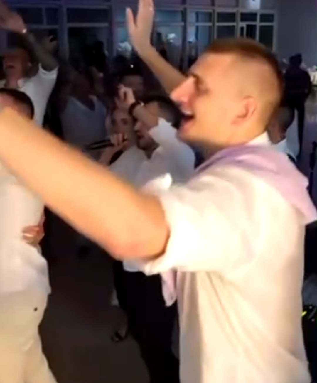 (VIDEO UCENTAR) JOKIĆ LUMPUJE dok SRBIJA ČEKA SPISAK. HAOS uz ČUVENI HIT.