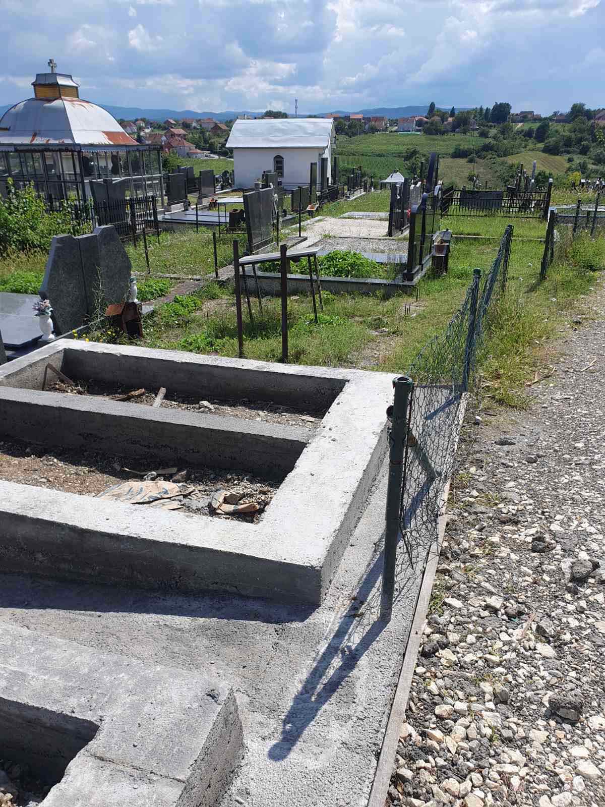 JAVAŠLUK u KG: Meštanin SAMOVOLJNO pomerio ogradu pa SAZIDAO GROBNICE skoro na ULICI. (FOTO)