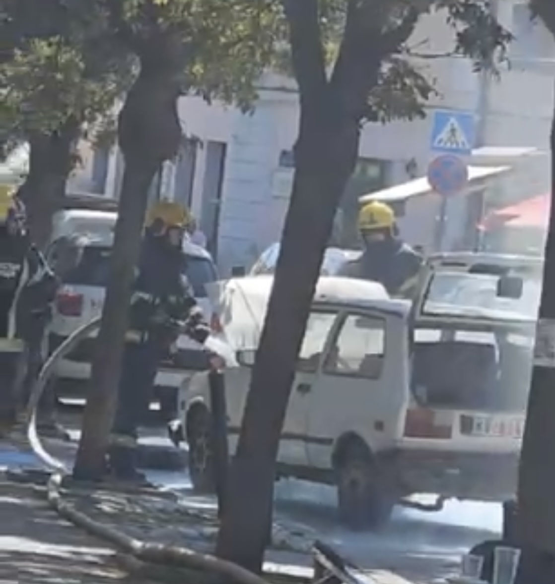 (VIDEO) DRAMA u centru KRAGUJEVCA: ZAPALIO se AUTO. Intervenisali VATROGASCI.