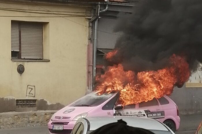 (FOTO/VIDEO)Zapalilo se taksi vozilo u Kragujevcu, niko nije povređen