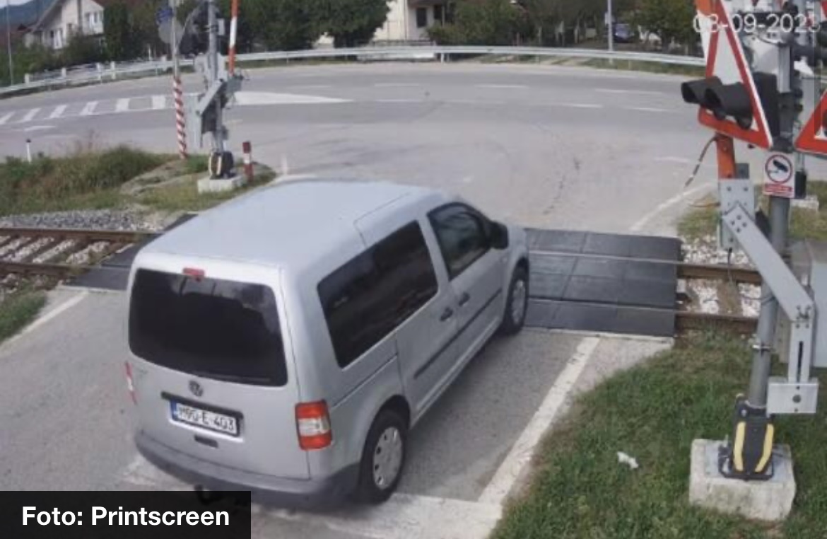 (VIDEO) ŠTA URADI, ŽENO! Došla kolima na pružni prelaz, rampa se spušta, a ona… Iz straha je učinila nešto čemu se svi čude! A VOZ STIŽE