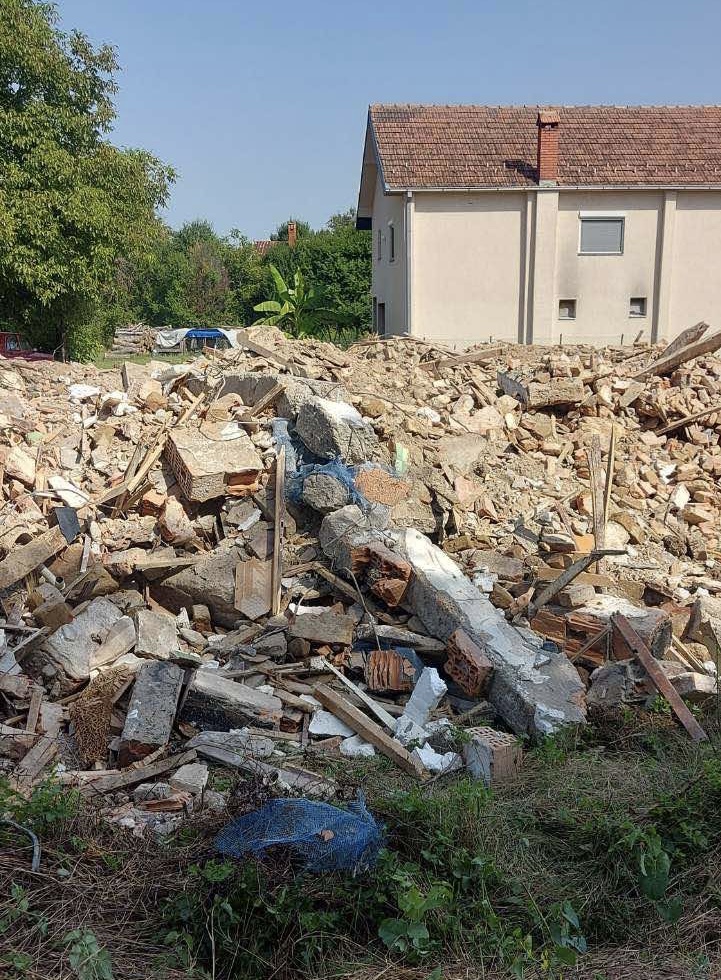 (FOTO)PROPISE POŠTUJU ,,BUDALE“?: U Kragujevcu BAHATOG investitora NIKO NE SPREČAVA u maltretiranju SUGRAĐANA i zagađivanju.