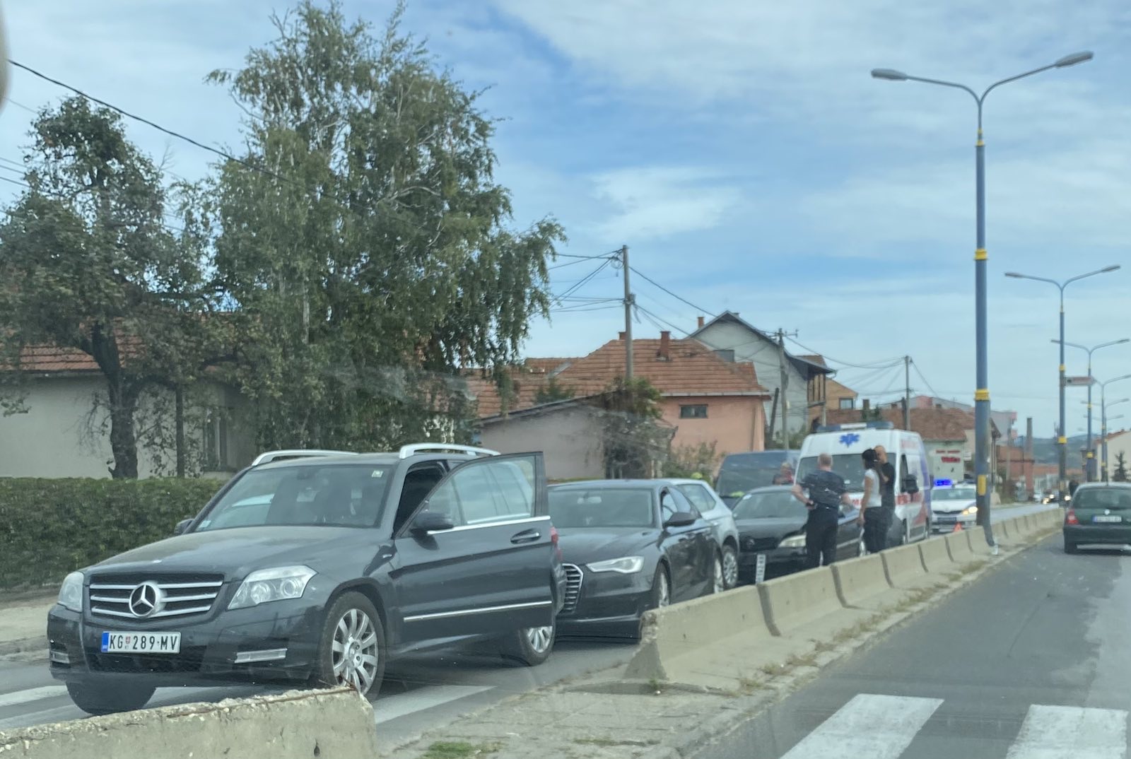 (FOTO)LANČANI SUDAR u STANOVU: Četiri vozila učestvovala u nezgodi, ima povređenih