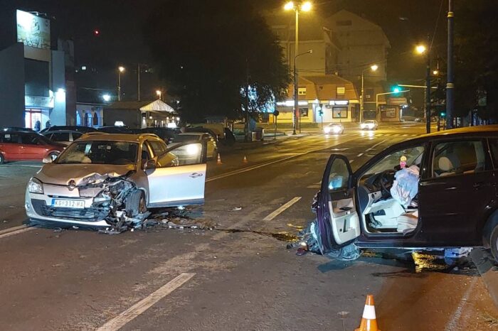 (FOTO)UDES U KRAGUJEVAČKOM NASELJU STANOVO: Direktan sudar dva automobila, jedno vozilo uništeno