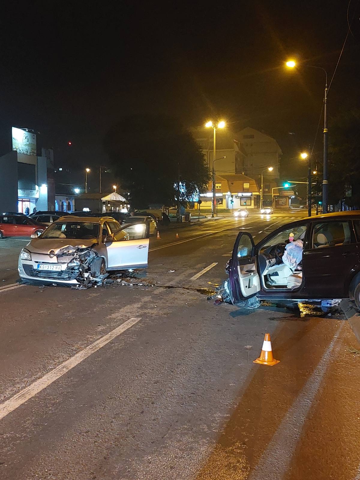 (FOTO)UDES U KRAGUJEVAČKOM NASELJU STANOVO: Direktan sudar dva automobila, jedno vozilo uništeno