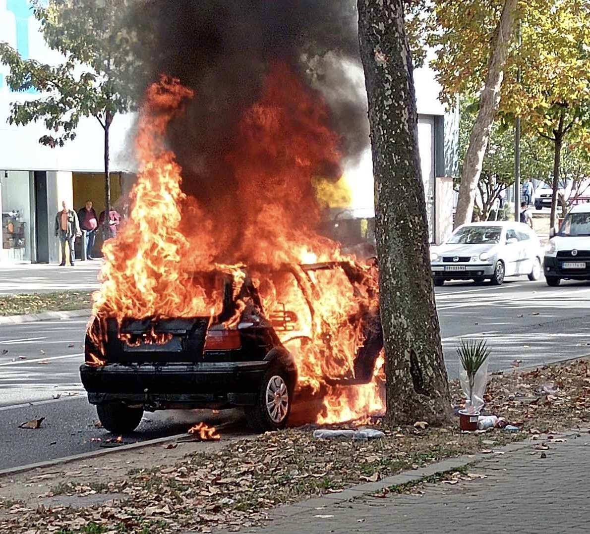 (FOTO/ VIDEO) Gori automobil u Kragujevcu: Veliki plamen progutao ceo automobil