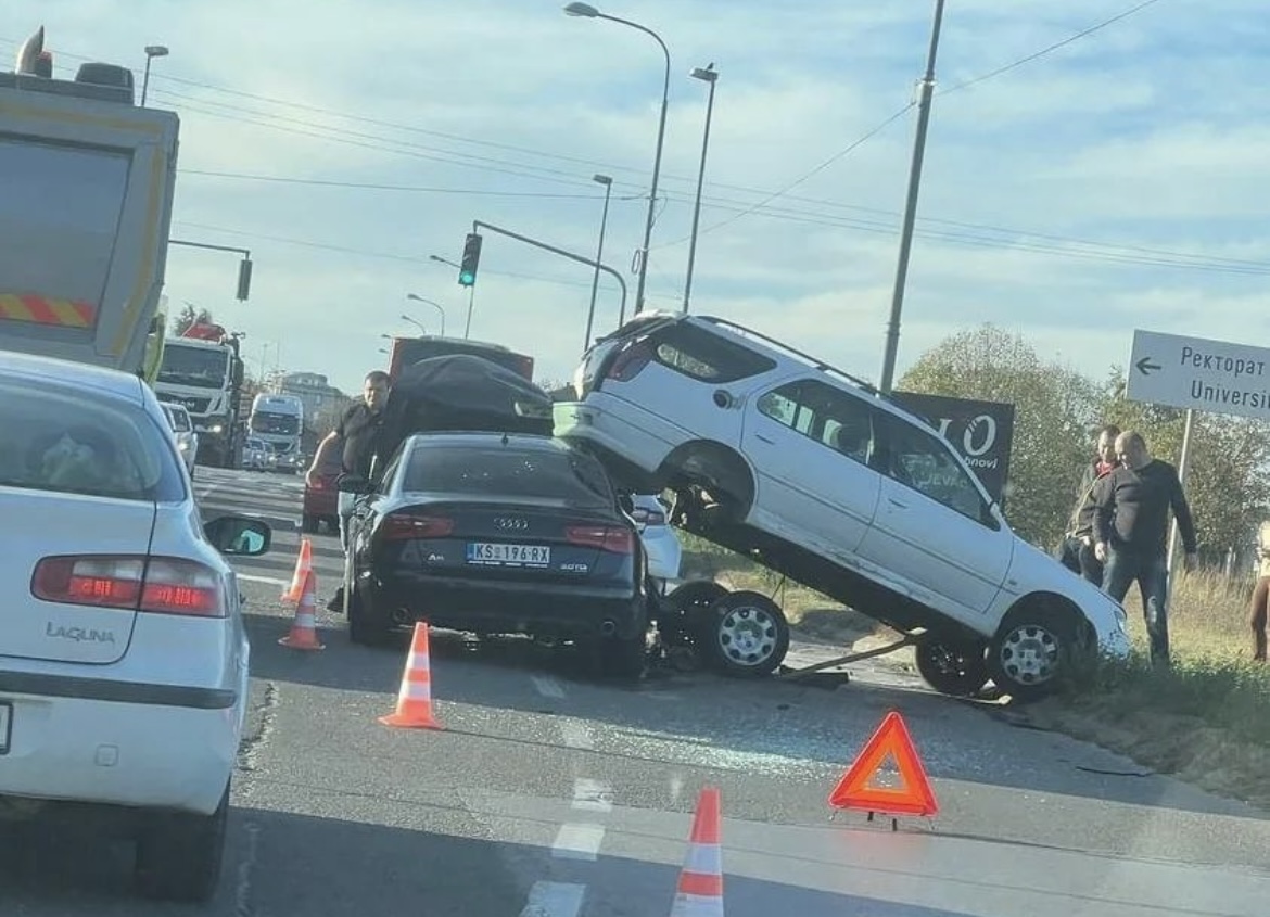 (FOTO)Saobraćajna nesreća kod Elektrošumadije