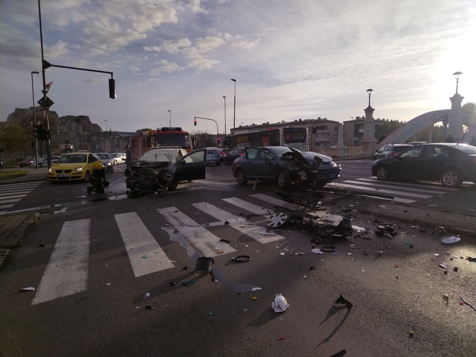 (FOTO)Teška saobraćajna nezgoda kod Kamenog mosta, tri lica prevezena u UKC