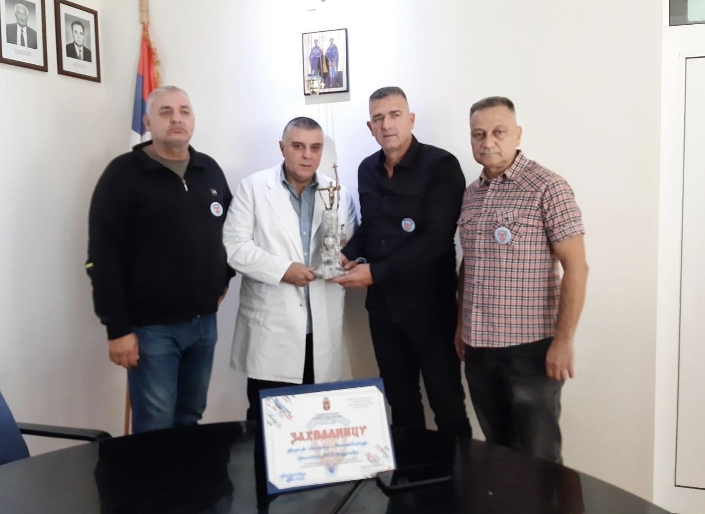 Članovi Pokreta Srce Heroja uručili zahvalnicu direktoru UKC profesoru dr. Slobodanu Milisavljeviću