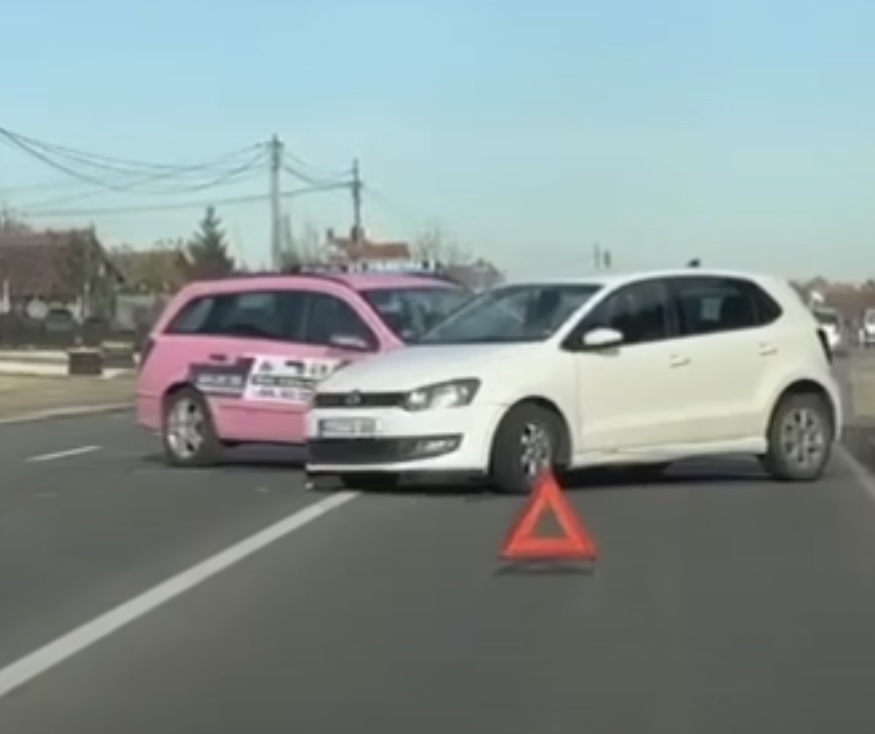 (FOTO)Silovit sudar u Kragujevcu: Vozač pokušao da pređe preko pune linije i zakucao se u drugi automobil