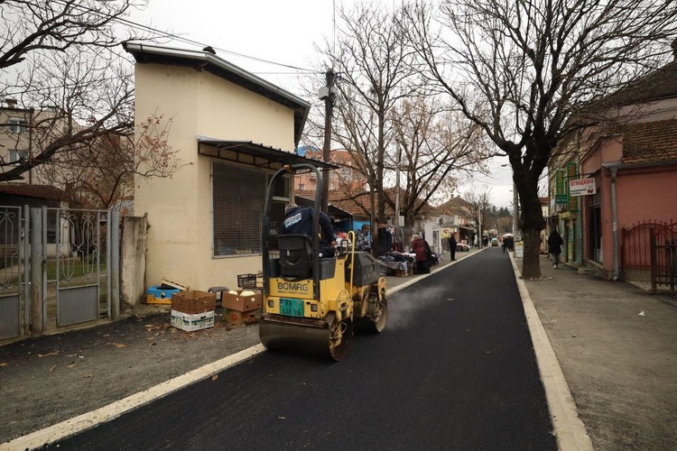 Asfaltirana ulica Crvenog Barjaka