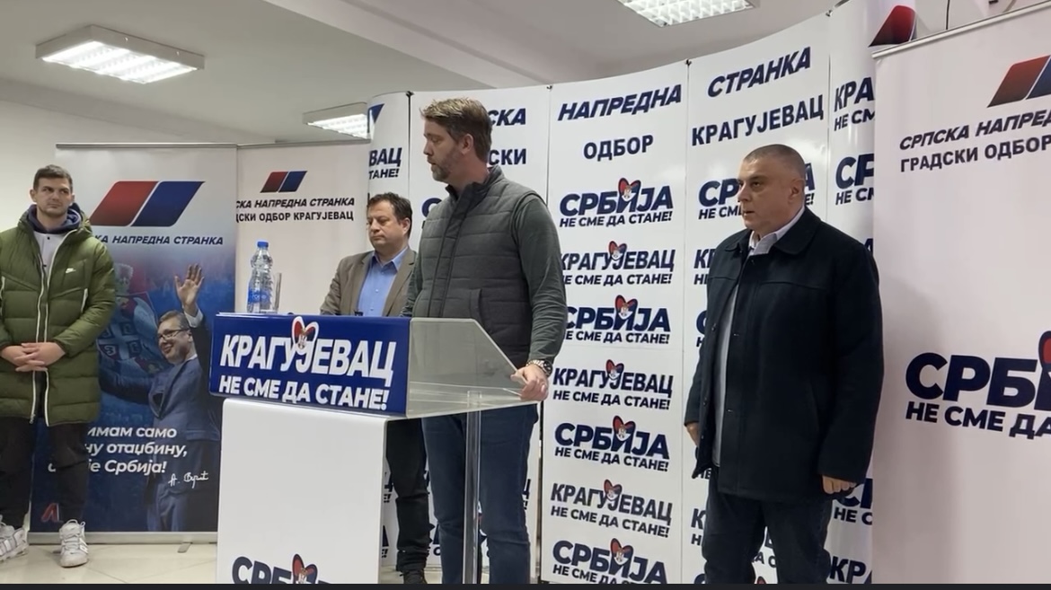 GO SNS Kragujevac osuđuje nasilje u pešačkoj zoni na aktiviste SNS-a: Ko gubi ima pravo da se ljuti, ali ne i da ruši!