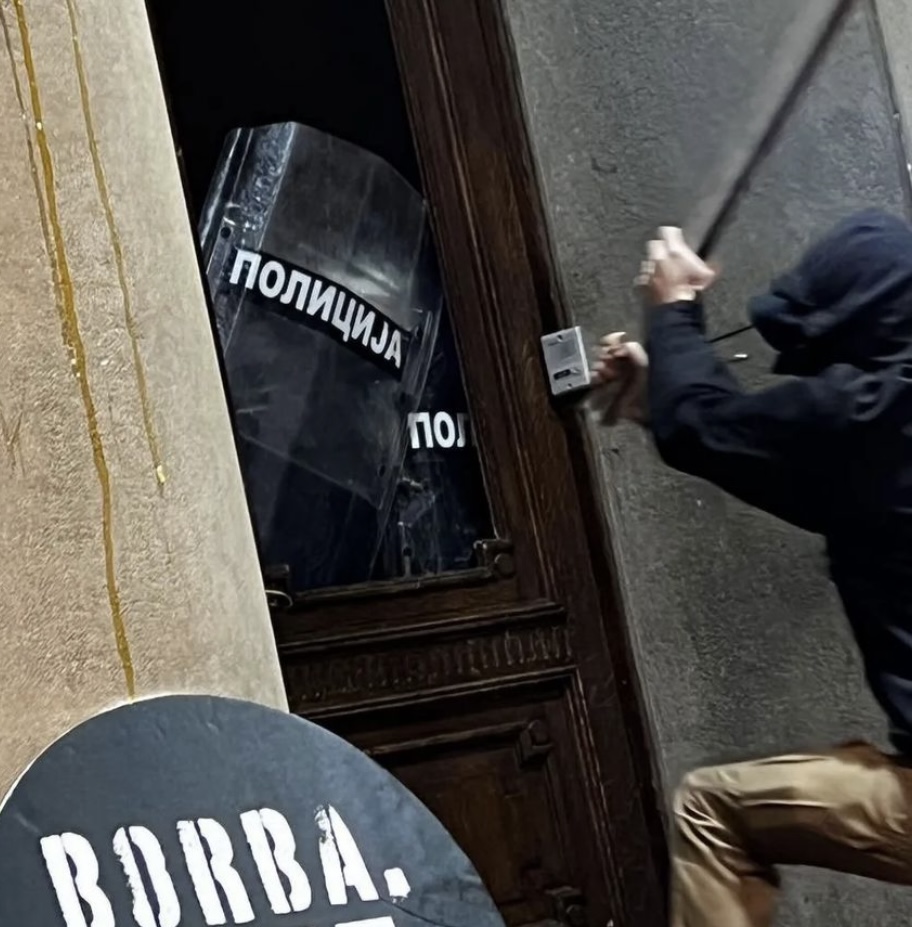 MUP: Pozivamo sve da se uzdrže od nasilnih pokušaja ulaska, nasilni upad u štićeni objekat podleže krivičnoj odgovornosti!