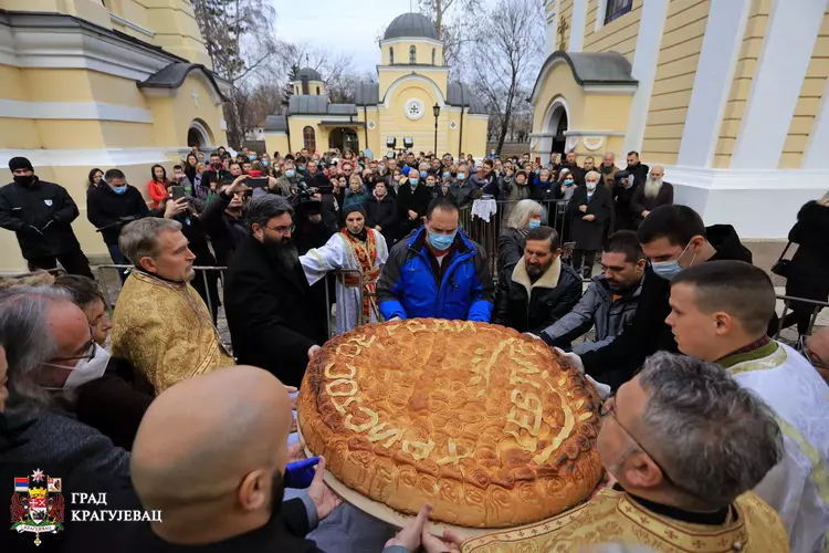 Tradicionalno lomljenje božićne česnice u Staroj crkvi