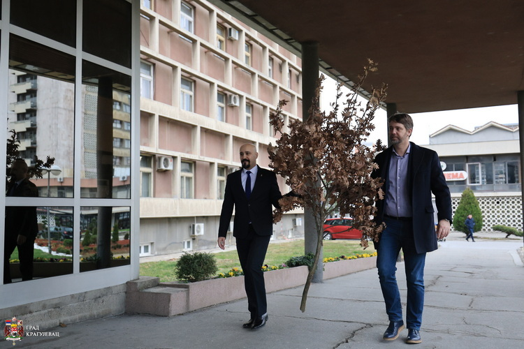 Predsednik Privremenog organa grada Kragujevca uneo badnjak u zgradu Gradske uprave