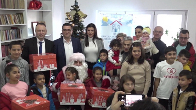 Mališanima u hraniteljskim porodicama novogodišnji paketići od Ministarstva