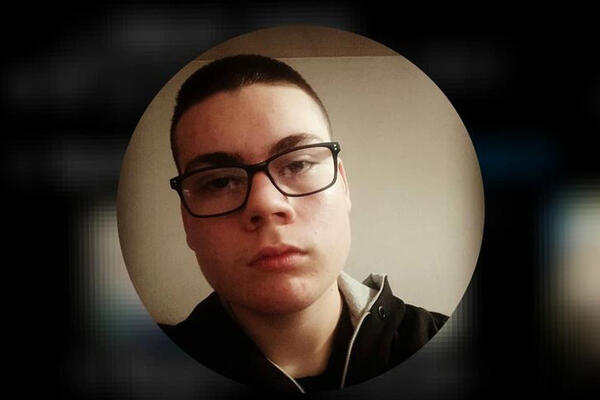 OVO JE NIKOLA (18) KOJI JE POGINUO U FABRICI TRAJAL: Porodica van sebe od šoka, baka kroz jecaje izustila samo jedno (FOTO)