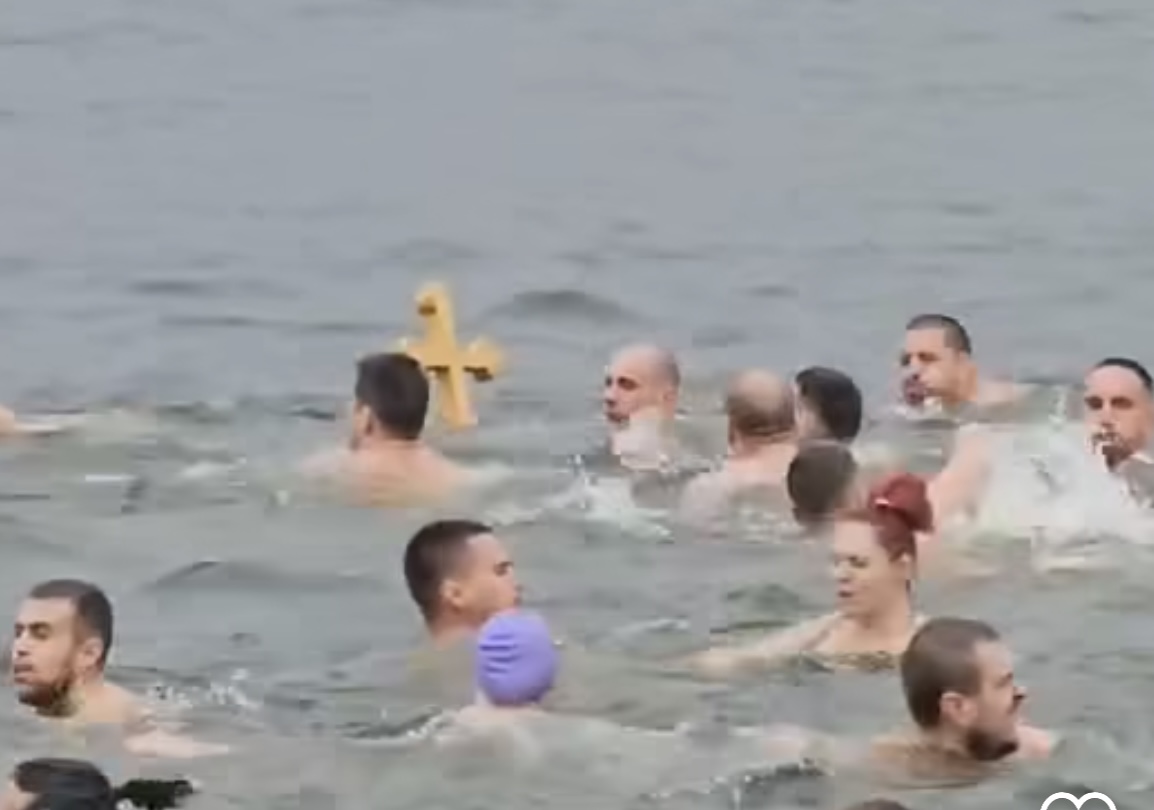 Pobednik plivanja za Časni krst u Kragujevcu dvadesetjednogodišnji Lazar Maksimović