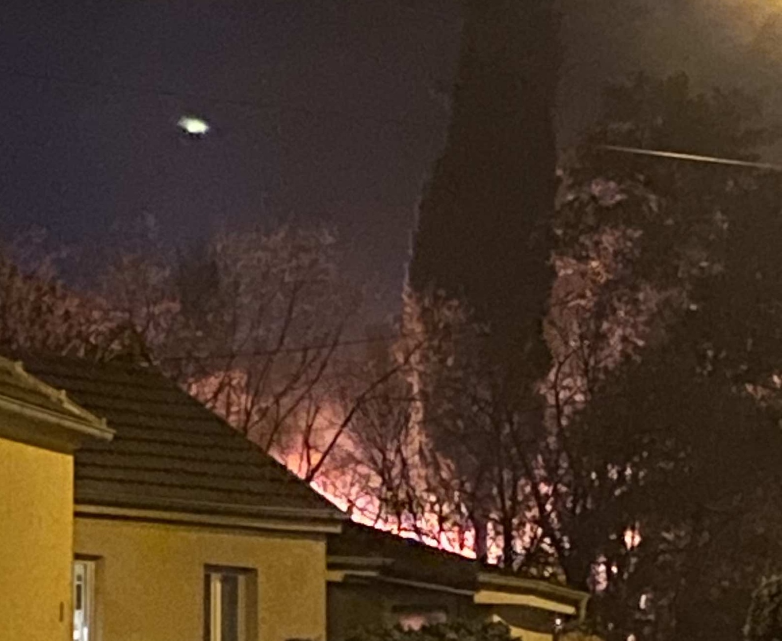 Brzom reakcijom, vatrogasci spasili stariju ženu iz požara koji je lokalizovan u Jefimijinoj ulici