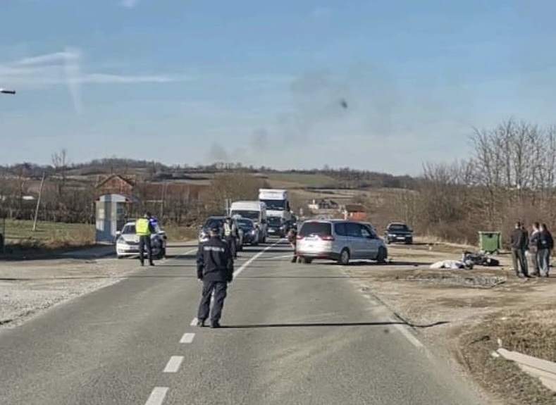 Tragedija kod Knića: U teškoj saobraćajnoj nesreći nastradao motociklista