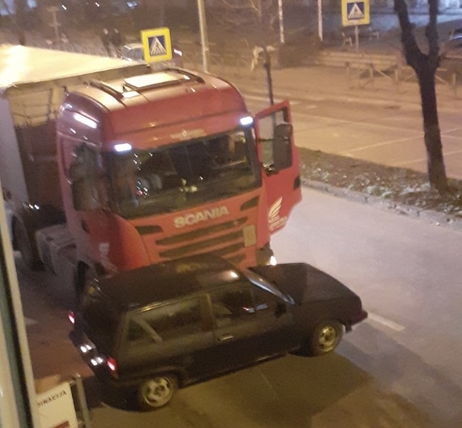 (FOTO)Udes kod TEHNIČKE ŠKOLE :Sudarili se kamion i automobil