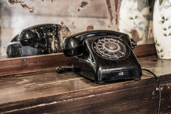 FIKSNI TELEFON SE JOŠ KORISTI: U Srbiji broj korisnika ne pada ispod 2 MILIONA!