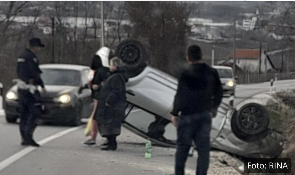 TEŠKA SAOBRAĆAJKA KOD TOPOLE: Vozač izgubio kontrolu, sleteo s puta, auto se prevrnuo