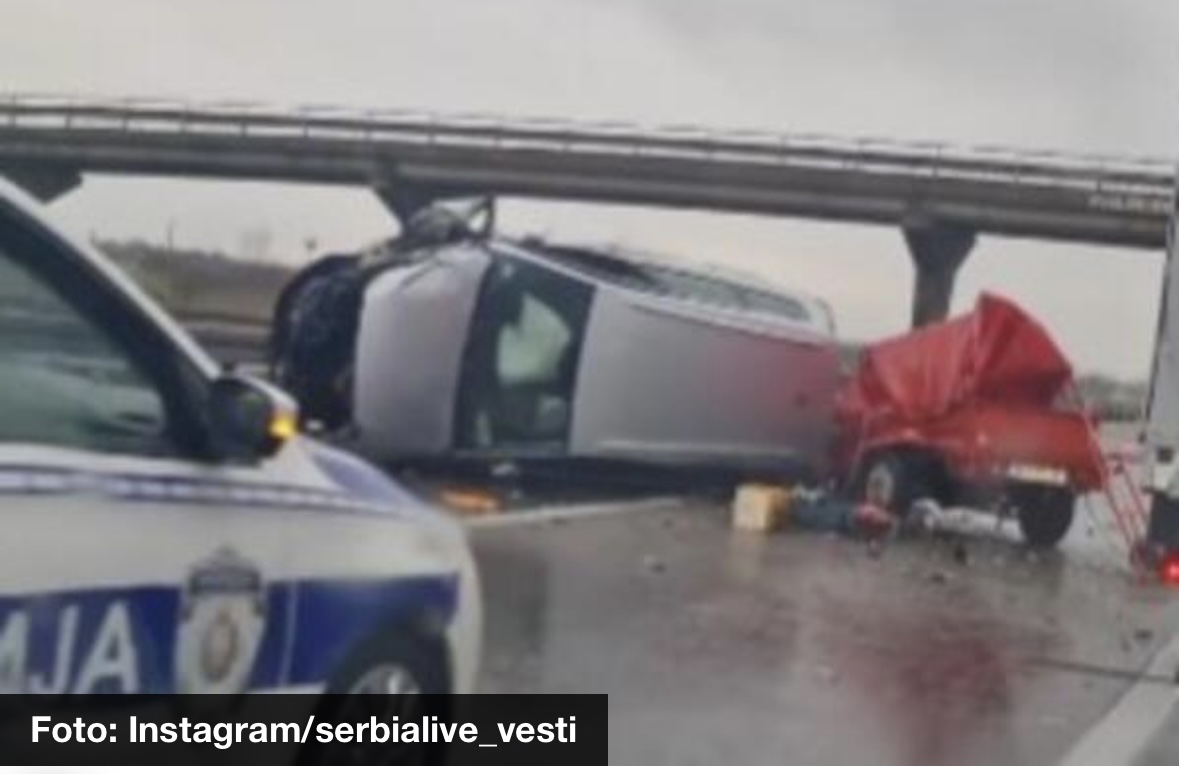 JEZIVA NESREĆA NA AUTO-PUTU KOD VELIKE PLANE: Kombi prevrnut nasred puta, KRHOTINE RASUTE SVUDA (VIDEO)