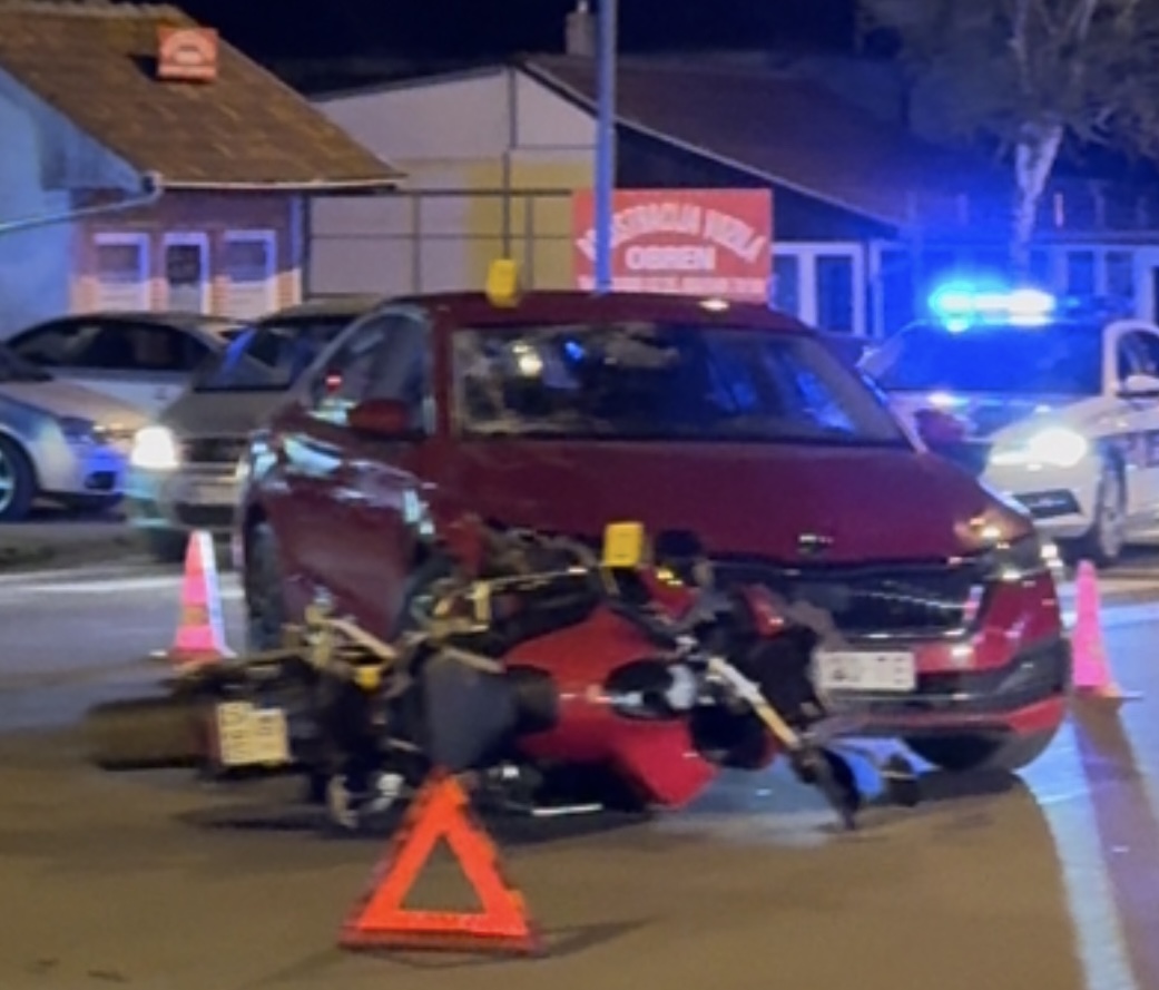 SUDAR MOTORA I AUTOMOBILA NA AERODROMU
