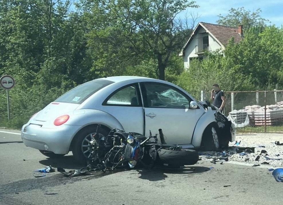 (FOTO)POGINUO MOTOCIKLISTA KOD TOPOLE: Teška saobraćajna nesreća u Krćevcu, sudarili se auto i motor, nesrećni čovek podlegao povredama