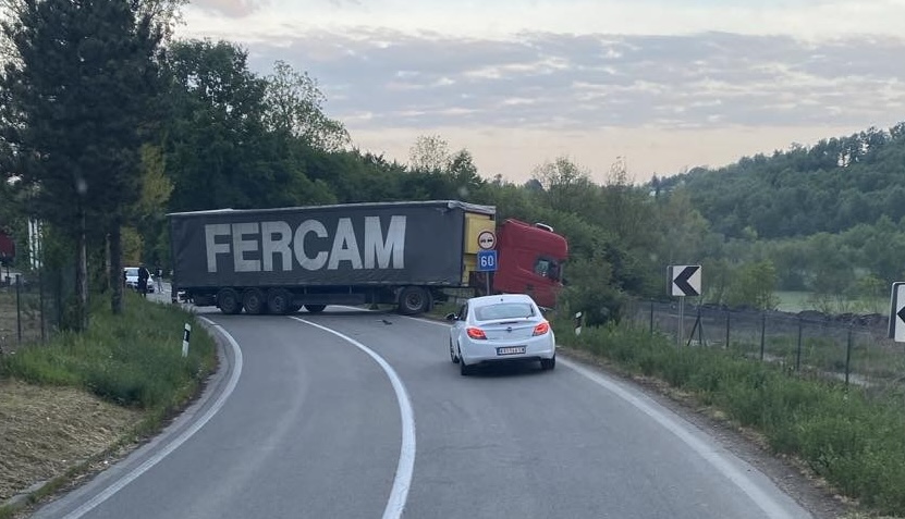 Zakucao se u kamion: Teška saobraćajna nezgoda kod Topole, sudar putničkog i teretnog vozila