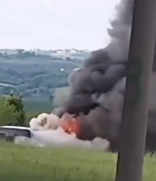 (VIDEO)Zapalio se autobus kod Orašca, crni dim kulja na sve strane