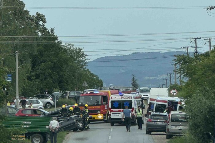 (FOTO/VIDEO)Teška saobraćajna nesreća u naselju Divostin kod Kragujevca