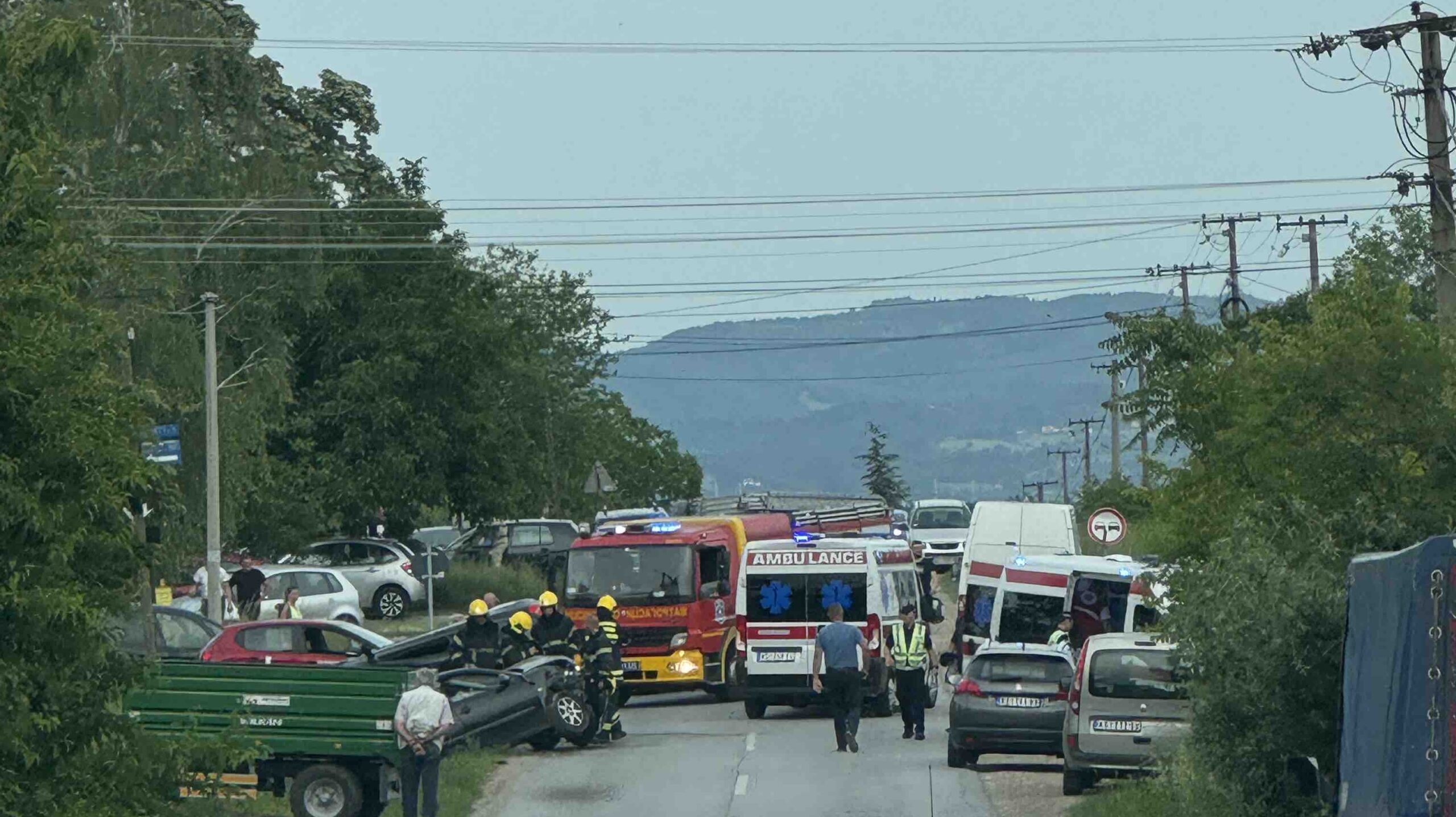 (FOTO/VIDEO)Teška saobraćajna nesreća u naselju Divostin kod Kragujevca
